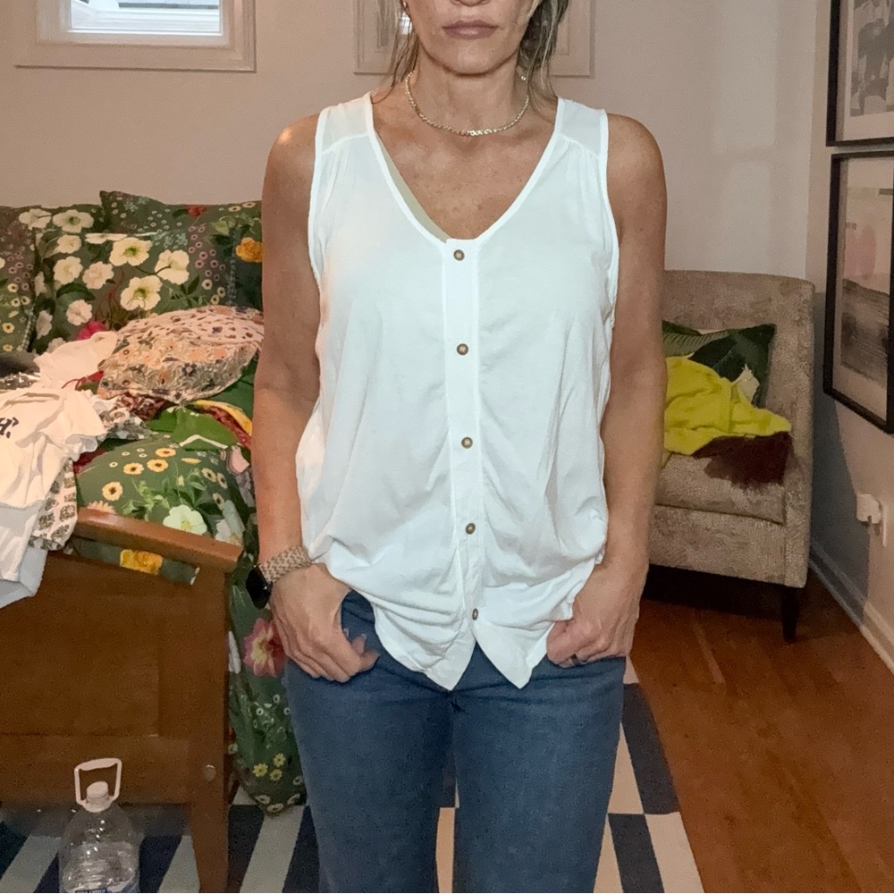 T.La White Sleeveless Button-Front Blouse